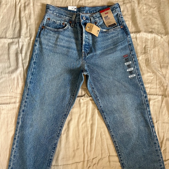 Levi’s- Women’s 501 Original Cropped Medium Wash Size 27x26 - Picture 2 of 5